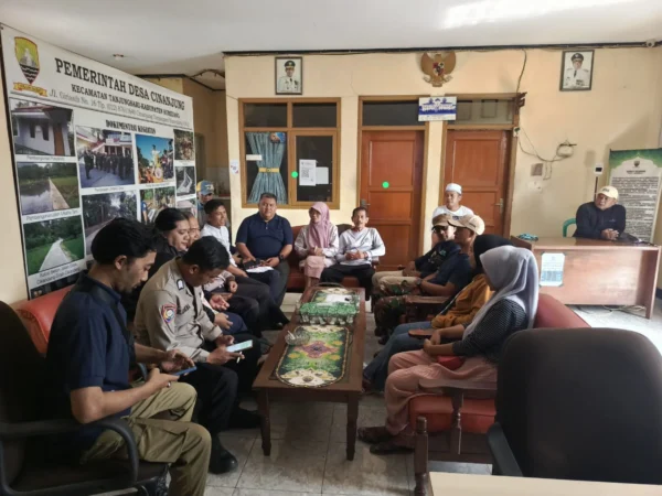 Warga dan pelaku pembuang sampah sembarangan wilayah Kecamatan Tanjungsari, Kabupaten Sumedang dimediasi dan sepakat damai. (Yanuar/Jabar Ekspres)