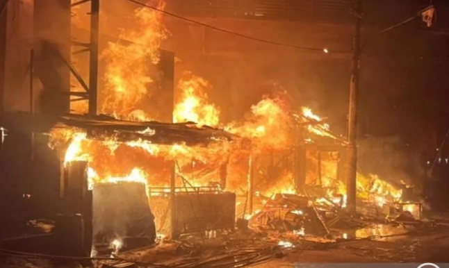Kebakaran terjadi di Jalan Semeru Raya Ujung, Grogol Petamburan, Jakarta Barat pada Rabu (19/6) malam