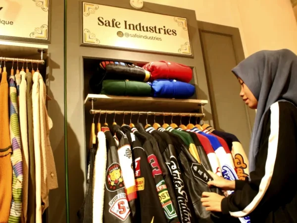 LOKAL : Jaket produksi UMKM Kota Bandung Safe Industries turut meramaikan etalase Pasar Kreatif di pusat perbelanjaan. (Hendrik Muchlison)