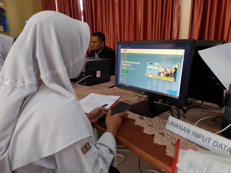 Ist. Calon Siswa baru saat mendatar di sekolah tujuan pada PPDB 2024 tahap 1 kemarin. Foto. Jabar Ekspres.