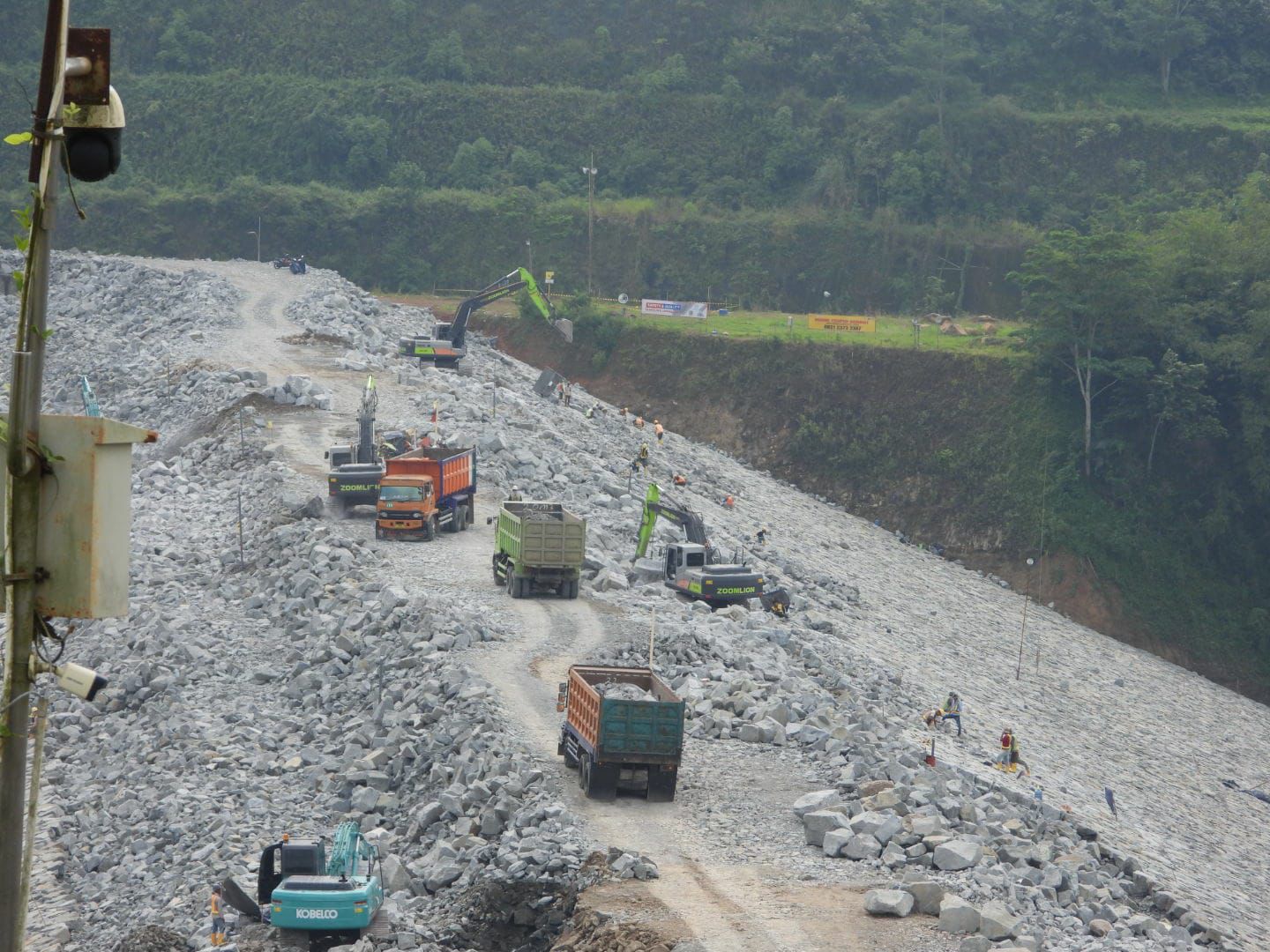 Pembangunan Bendungan Leuwikeris sudah mencapai 98 persen. Dalam waktu dekat bendungan ini akan segera diresmikan. (Cecep Herdi/Jabar Ekspres)