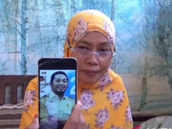 Keluarga menunjukan foto korban TKI yang diduga dibunuh di Malaysia. Foto/ANTARA