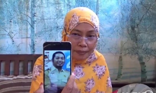 Keluarga menunjukan foto korban TKI yang diduga dibunuh di Malaysia. Foto/ANTARA
