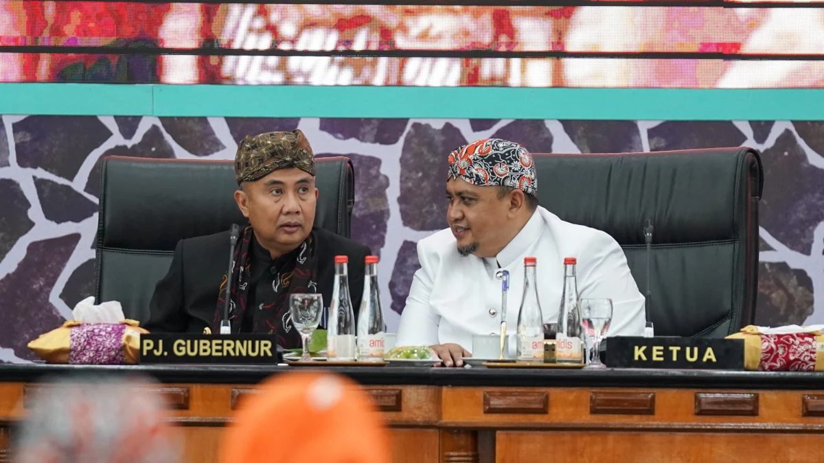 Ketua DPRD Kota Bogor, Atang Trisnanto bersama Pj Gubernur Jabar, Bey Machmudin. (Foto: Humpro DPRD Kota Bogor)