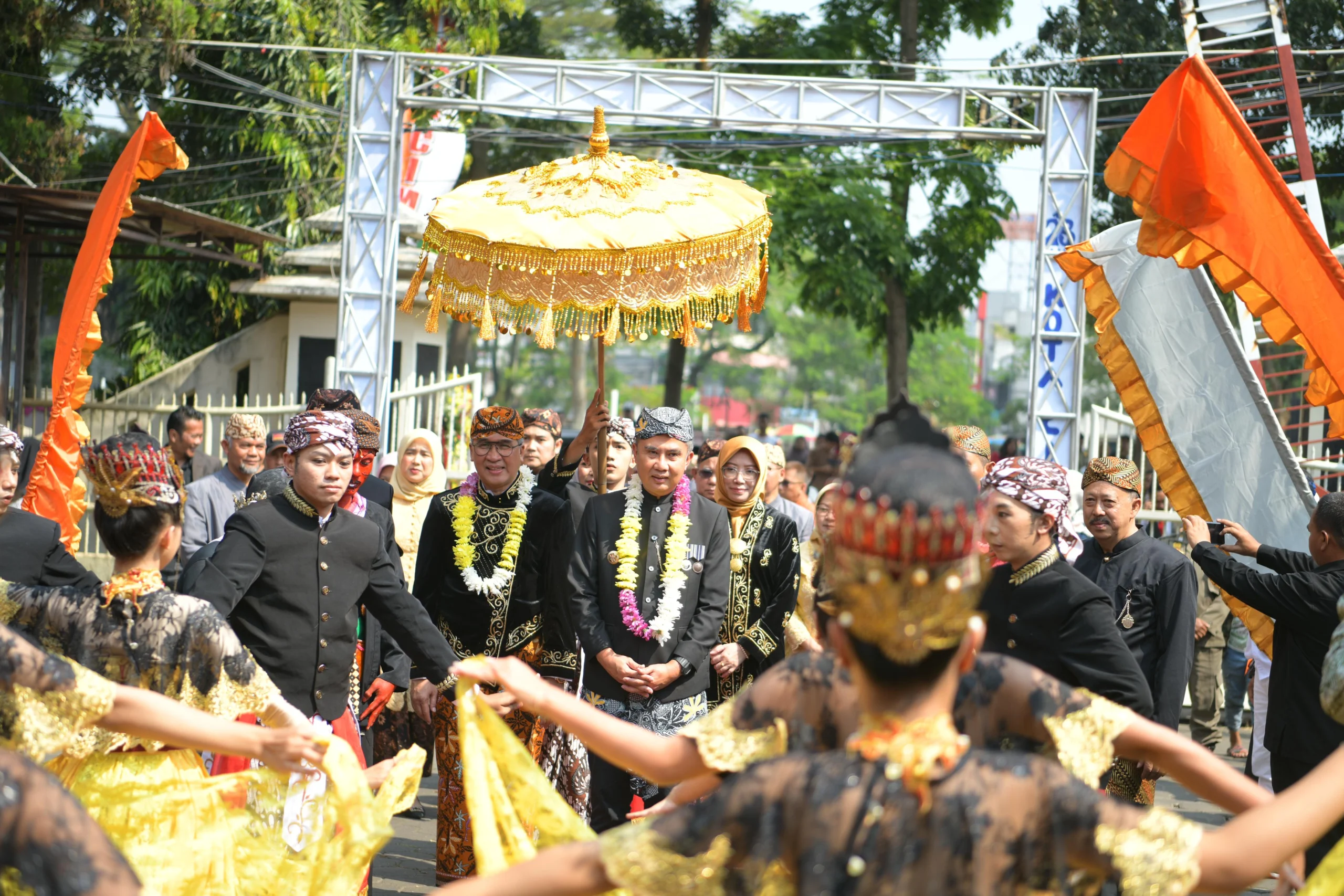 Penjabat Gubernur Jawa Barat Bey Machmudin menghadiri Rapat Paripurna DPRD Kota Cimahi dalam rangka Peringatan Hari Jadi Ke -23 Kota Cimahi di Gedung DPRD Kota Cimahi, Jum'at (21/6/2024).(Foto: Biro Adpim Jabar)
