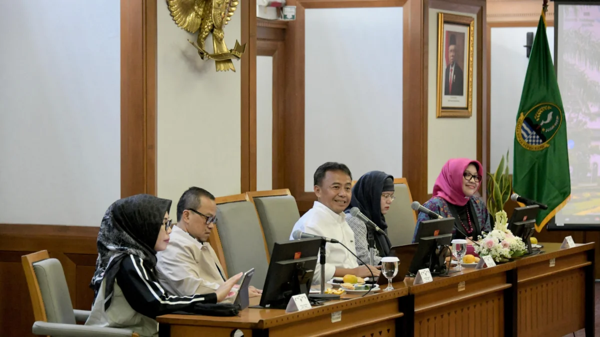 Sekretaris Daerah Provinsi Jawa Barat Herman Suryatman memberikan arahan pada Rapat Koordinasi Dinas Kesehatan Provinsi dan Kabupaten/Kota di Wilayah Jawa Barat Tahun 2024 di Gedung Sate, Kota Bandung, Jumat (21/6/2024).(Foto: Biro Adpim Jabar)