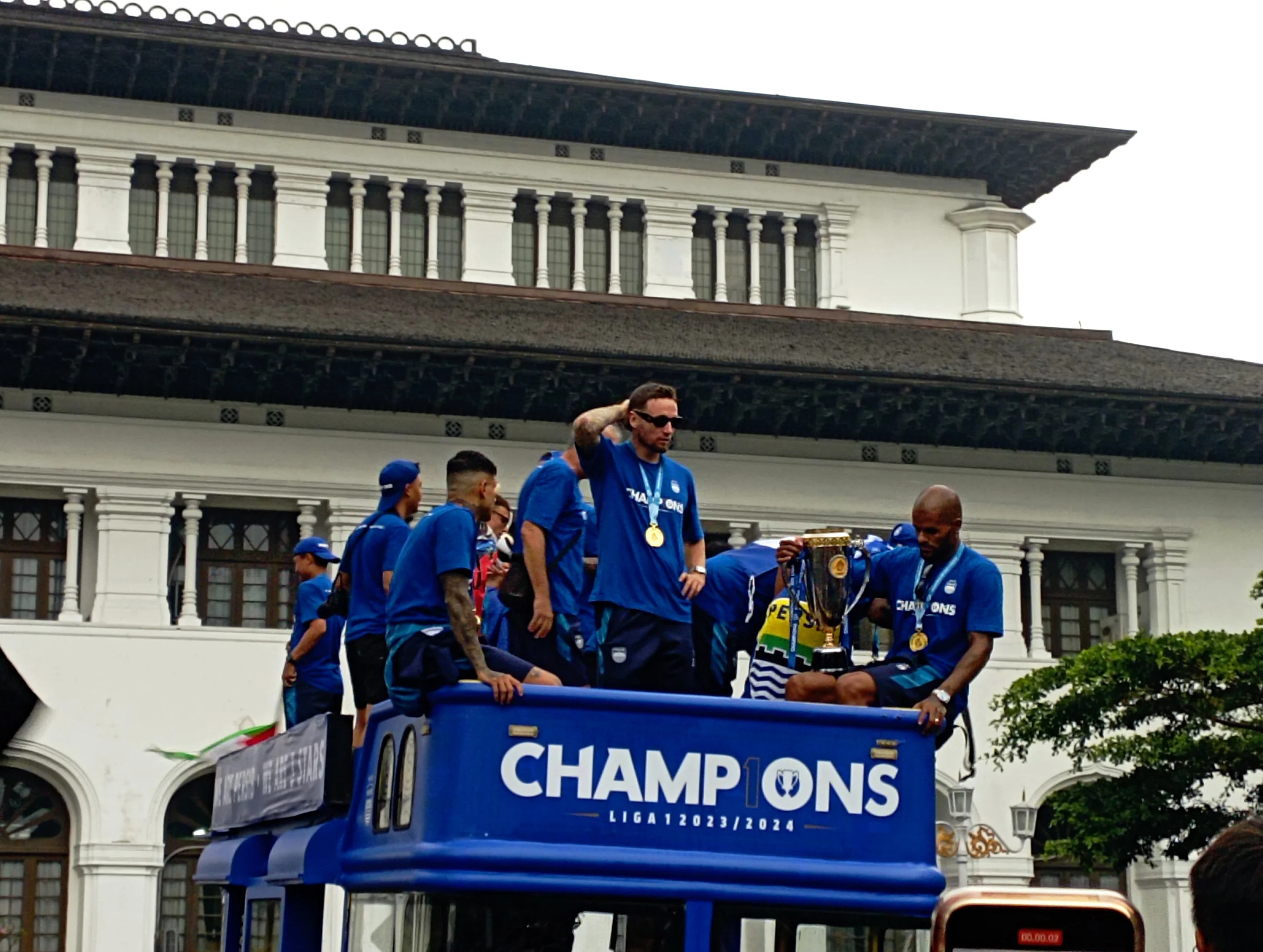 Para pemain Persib menaiki Bandros saat mengikuti konvoi perayaan Juara Championship Series Liga 1 202/2024