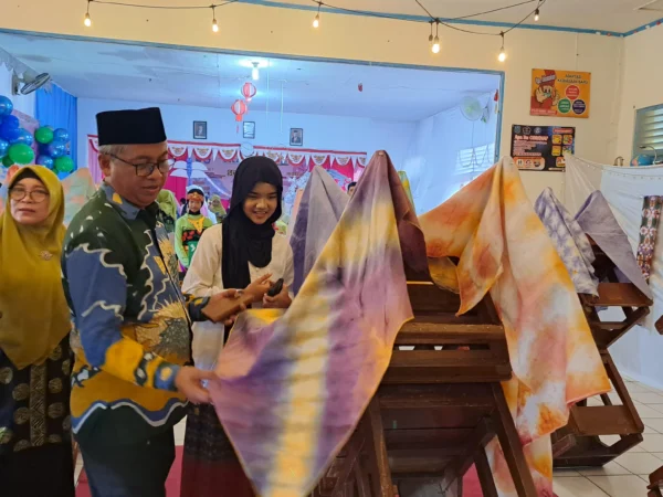 Kepala Dinas Pendidikan dan Kabudayaan Kota Banjar H Kaswad meninjau hasil karya siswa SD Negeri 1 Banjar, Sabtu 22 Juni 2024. (Cecep Herdi/Jabar Ekspres)