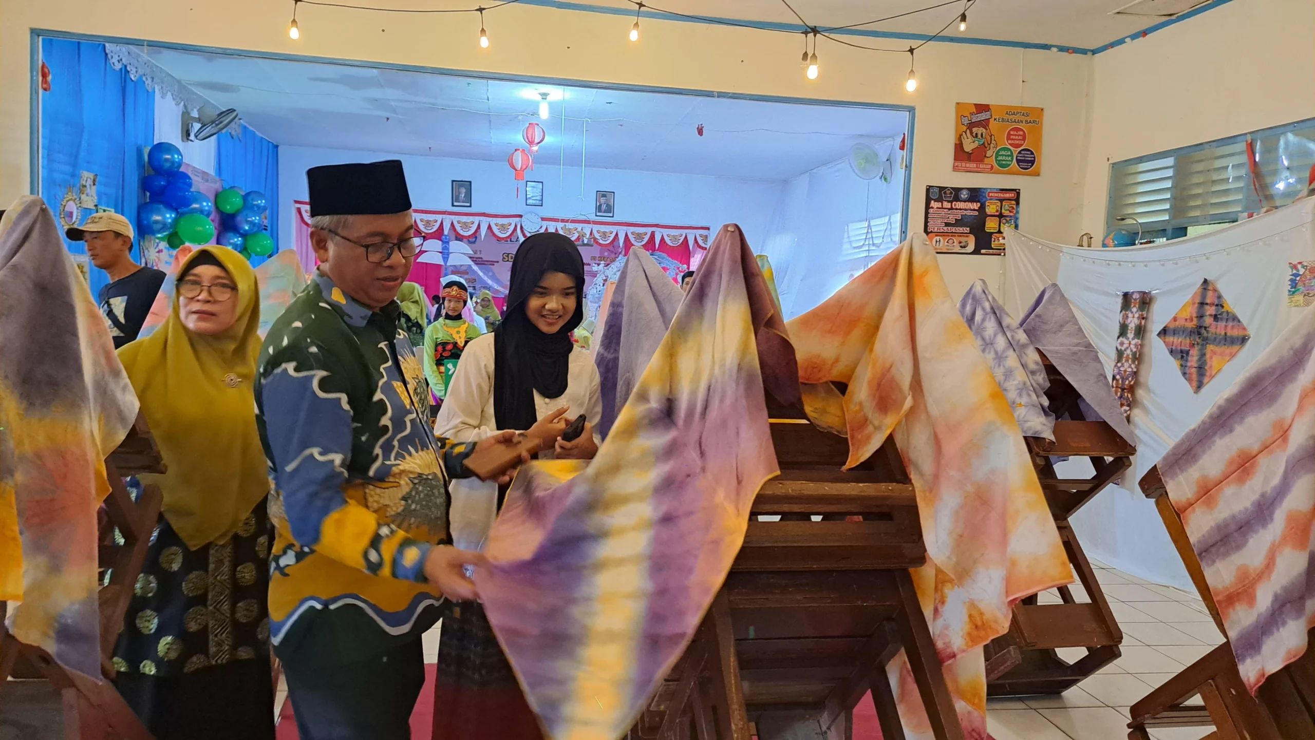 Kepala Dinas Pendidikan dan Kabudayaan Kota Banjar H Kaswad meninjau hasil karya siswa SD Negeri 1 Banjar, Sabtu 22 Juni 2024. (Cecep Herdi/Jabar Ekspres)