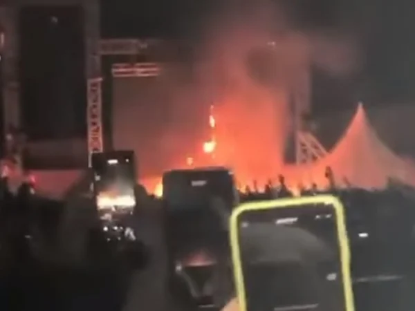 Penonton Lentera Festival luapkan kekecewaan dengan merusak hingga membakar properti acara, Minggu (23/6/2024). (Foto: Istimewa)