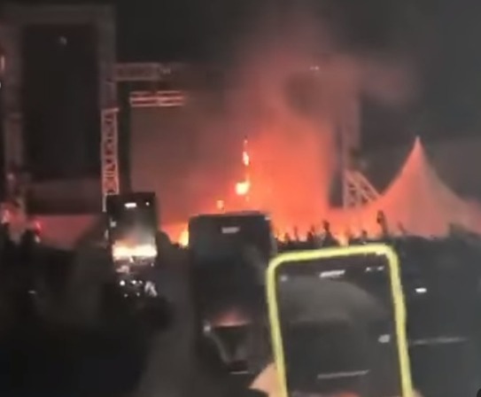 Penonton Lentera Festival luapkan kekecewaan dengan merusak hingga membakar properti acara, Minggu (23/6/2024). (Foto: Istimewa)