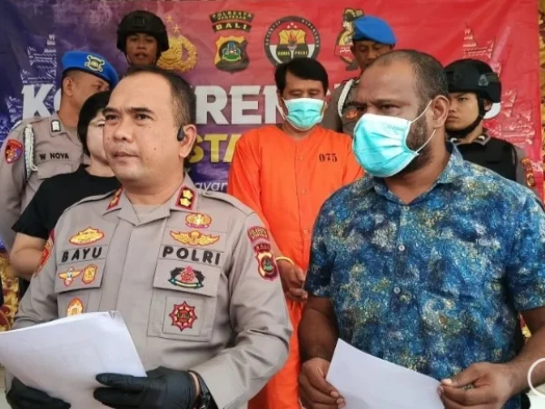 Polisi menunjukkan tersangka Sukojin pemilik CV Bintang Bagus Perkasa saat konferensi pers di Polresta Denpasar,Bali. Foto/ANTARA