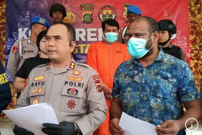 Polisi menunjukkan tersangka Sukojin pemilik CV Bintang Bagus Perkasa saat konferensi pers di Polresta Denpasar,Bali. Foto/ANTARA