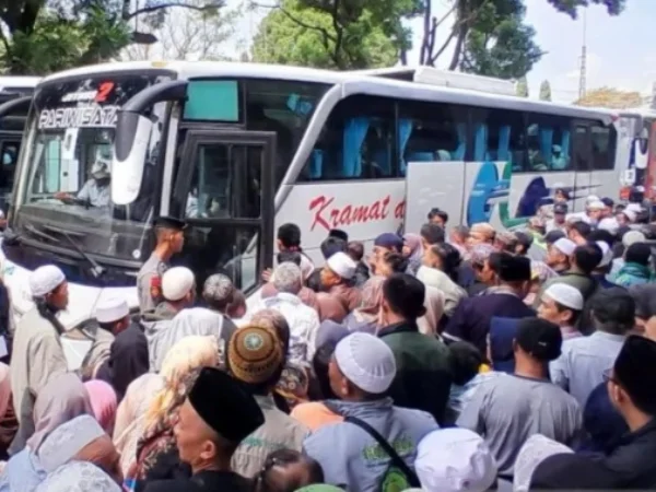 Jamaah haji tiba di Pendopo Kabupaten Garut, Jawa Barat, Minggu (23/6). Foto/ANTARA