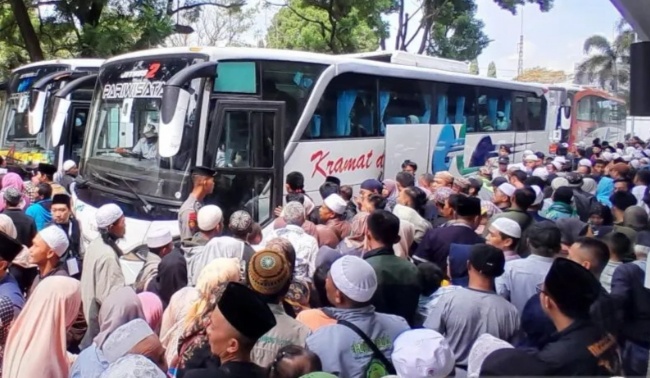 Jamaah haji tiba di Pendopo Kabupaten Garut, Jawa Barat, Minggu (23/6). Foto/ANTARA