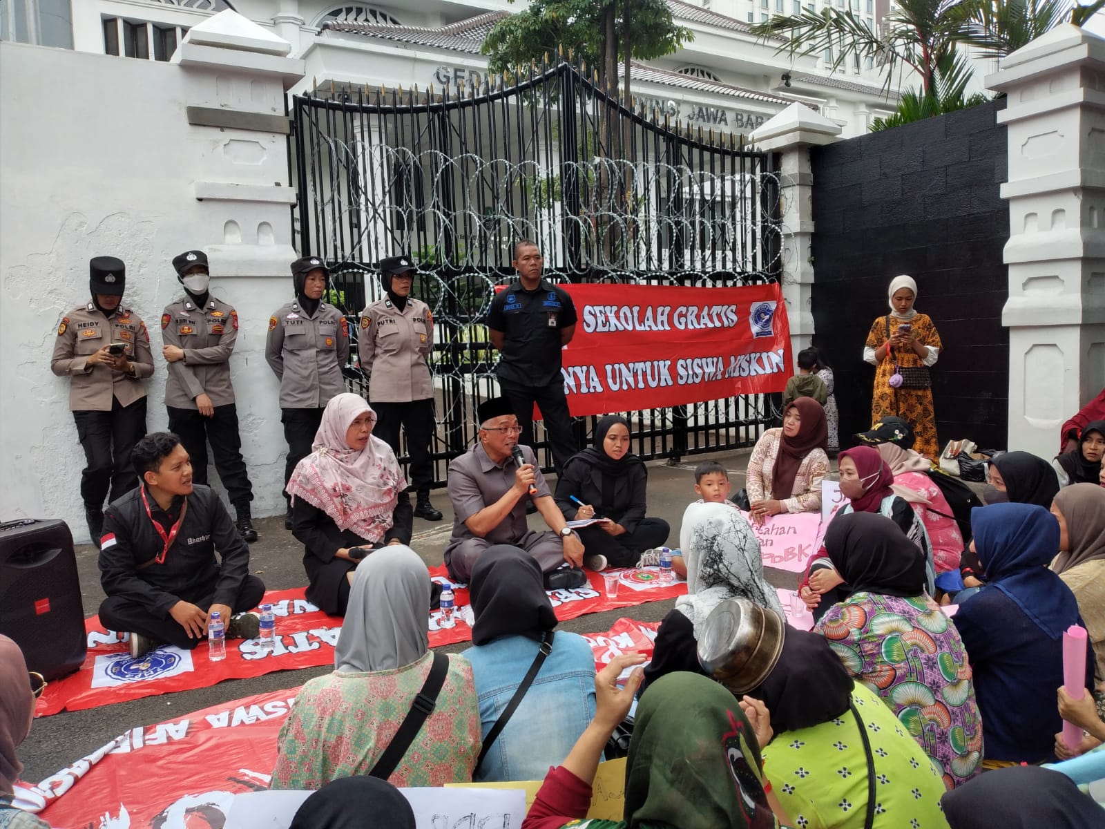 Wakil Ketua Komisi V DPRD Jabar Abdul Hadi Wijaya dan Anggota Komisi V Siti Muntamah saat menerima demonstran di DPRD Jabar, Senin (24/6).