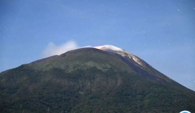 Visual Gunung Ile Lewotolok di Lembata, NTT, Senin (24/6). Foto/ANTARA