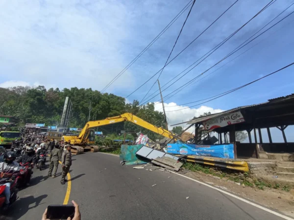 Penertiban PKL di Kawasan Puncak, Kabupaten Bogor, Senin (24/6/2024). (Foto : Sandika Fadilah /Jabar Ekspres)