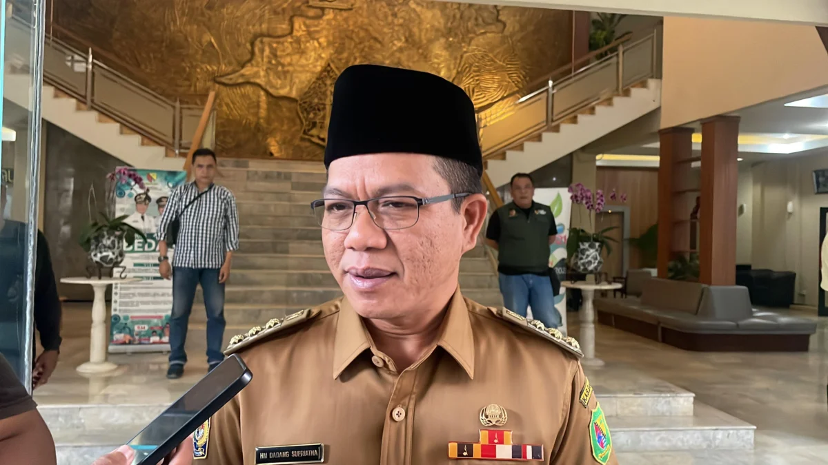 Bupati Bandung, Dadang Supriatna anggapi keluhan warga sekitar TPS Sarimukti (Dok. Jabar Ekspres)