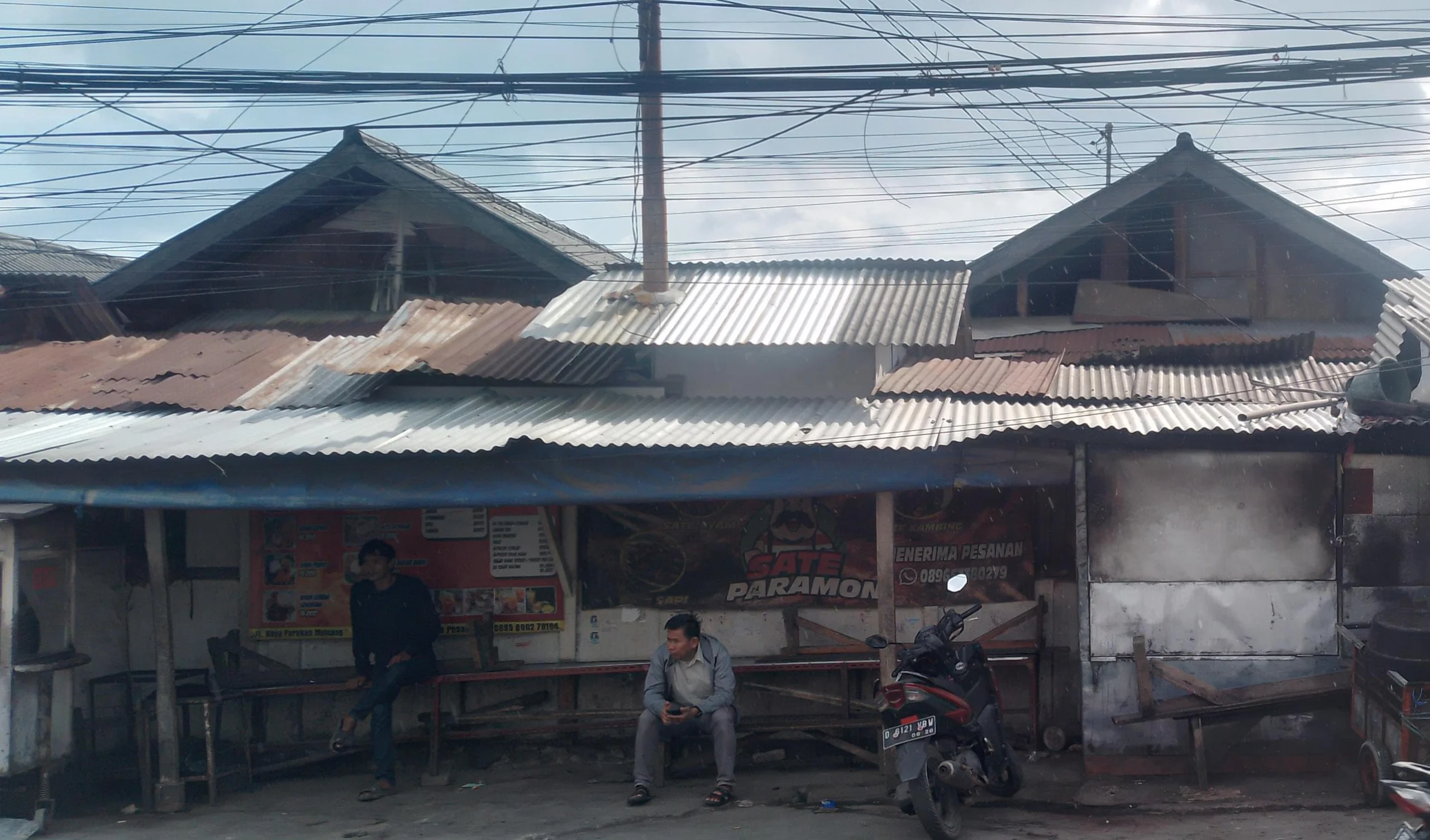 Kondisi kumuhnya Pasar Tradisional Parakanmuncang, di wilayah Desa Sindangpakuon, Kecamatan Cimanggung, Kabupaten Sumedang. (Yanuar/Jabar Ekspres)