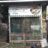 Ketua RW07 Desa Cileunyiwetan, Ade Juhana tengah menunjukkan tempat pengembang biakkan magot di area pengolahan sampah mandiri. (Yanuar/Jabar Ekspres)