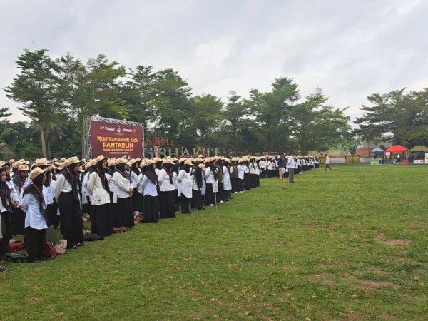 Ratusan Pantarlih se-Kota Banjar dilantik di Lapang Bhakti Taman Kota Banjar, Senin (24/6/2024). (Cecep Herdi/Jabar Ekspres)
