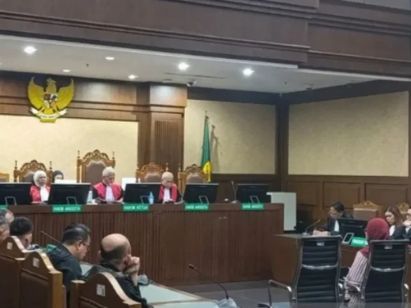 Mantan Dirut Pertamina Karen Agustiawan saat menjalani pembacaan putusan majelis hakim di Pengadilan Tipikor Jakarta, Senin (24/6). Foto/ANTARA