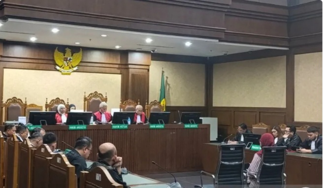 Mantan Dirut Pertamina Karen Agustiawan saat menjalani pembacaan putusan majelis hakim di Pengadilan Tipikor Jakarta, Senin (24/6). Foto/ANTARA