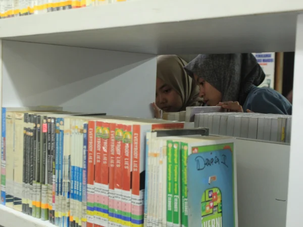 ILUSTRASI : Pengunjung mencari buku di Perpustakaan Daerah Pemprov Jabar.