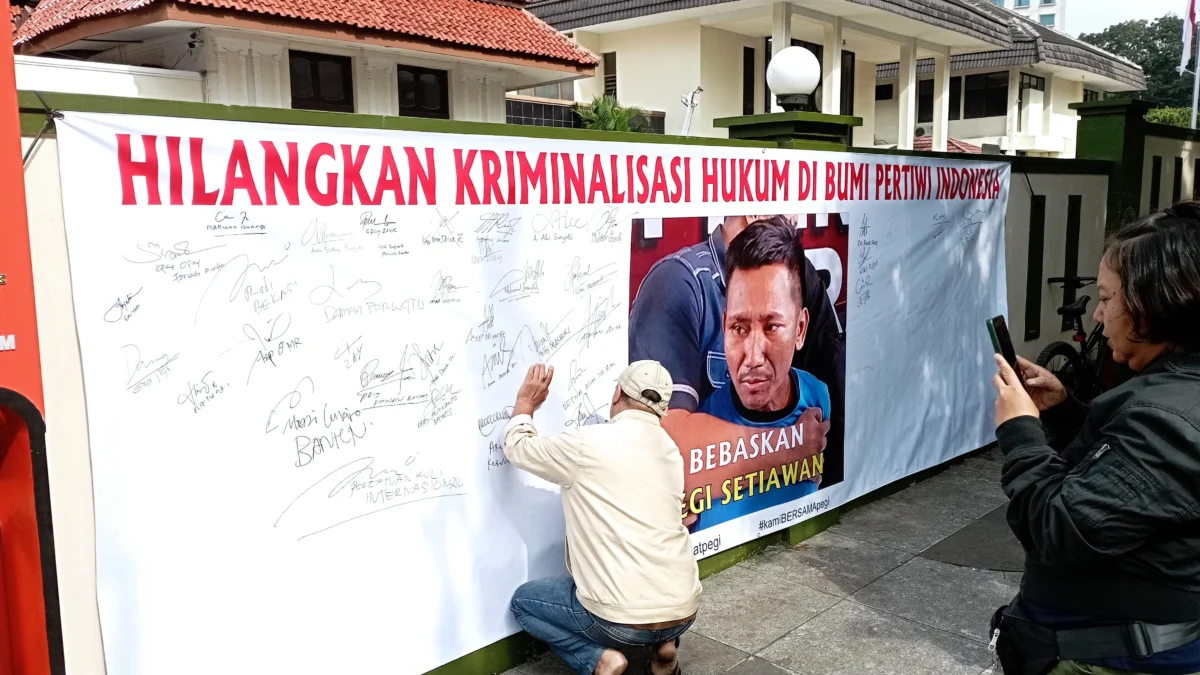 Dok. Spanduk bebaskan Pegi Setiawan membentang di depan PN Bandung saat jadwal sidang praperadilan, Senin (24/6) kemarin. Foto. Sandi Nugraha.