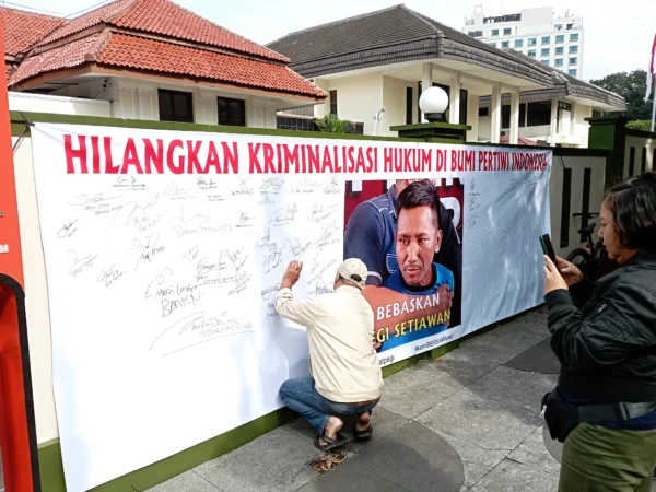 Dok. Spanduk bebaskan Pegi Setiawan membentang di depan PN Bandung saat jadwal sidang praperadilan, Senin (24/6) kemarin. Foto. Sandi Nugraha.