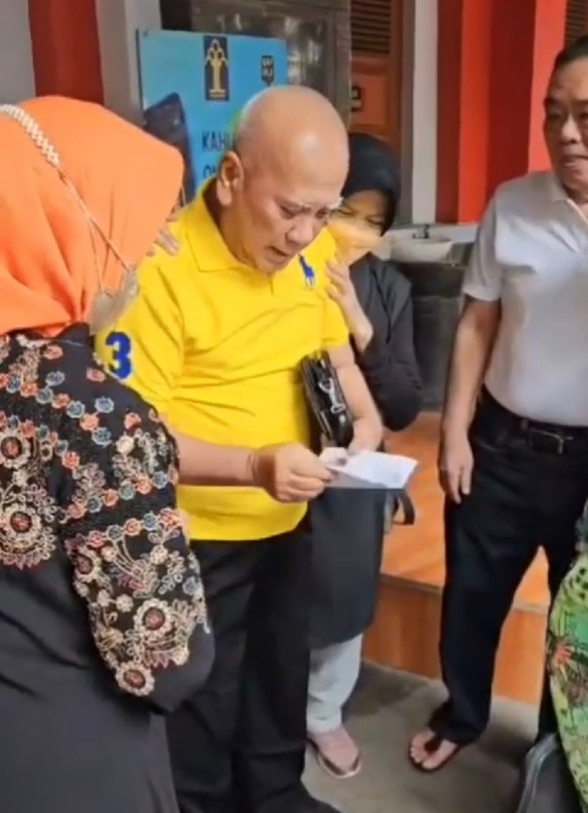 Herman Sutrisno (baju kuning) bebas dari hukuman di Lapas Sukamiskin, atas kasus korupsi yang menjeratnya selama tiga tahun di dalam ruang tahanan. (tangkapan layar)