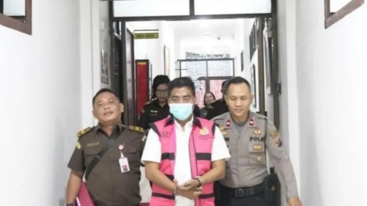 Tersangka Ikhsan Bohari alias IB (tengah) menjadi tahanan Kejari Medan di RutanTanjung Gusta Medan, Kamis (20/6). foto/ANTARA