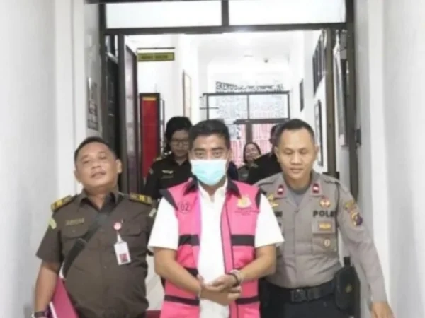 Tersangka Ikhsan Bohari alias IB (tengah) menjadi tahanan Kejari Medan di RutanTanjung Gusta Medan, Kamis (20/6). foto/ANTARA