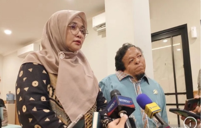 Anggota Komnas HAM Putu Elvina (kiri) dan anggota Komnas HAM Hari Kurniawan (kanan). Foto/ ANTARA