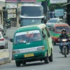 Angkutan umum beroperasi di Jalan Raya Cileunyi, Kabupaten Bandung. (Pandu Muslim/Jabar Ekspres)