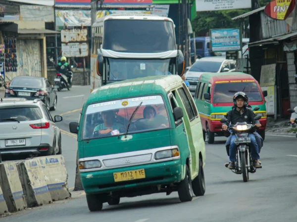 Angkutan umum beroperasi di Jalan Raya Cileunyi, Kabupaten Bandung. (Pandu Muslim/Jabar Ekspres)