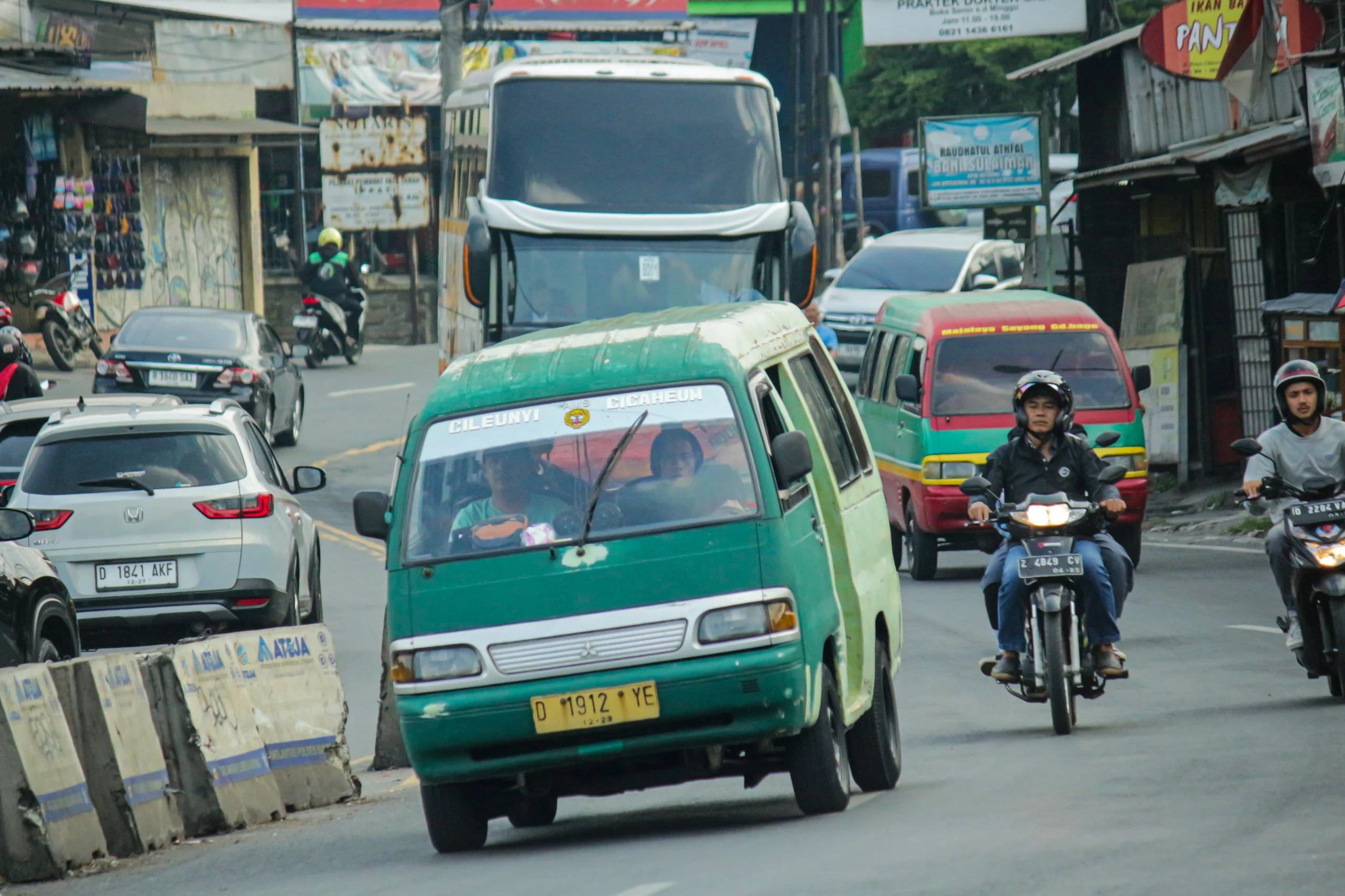 Angkutan umum beroperasi di Jalan Raya Cileunyi, Kabupaten Bandung. (Pandu Muslim/Jabar Ekspres)