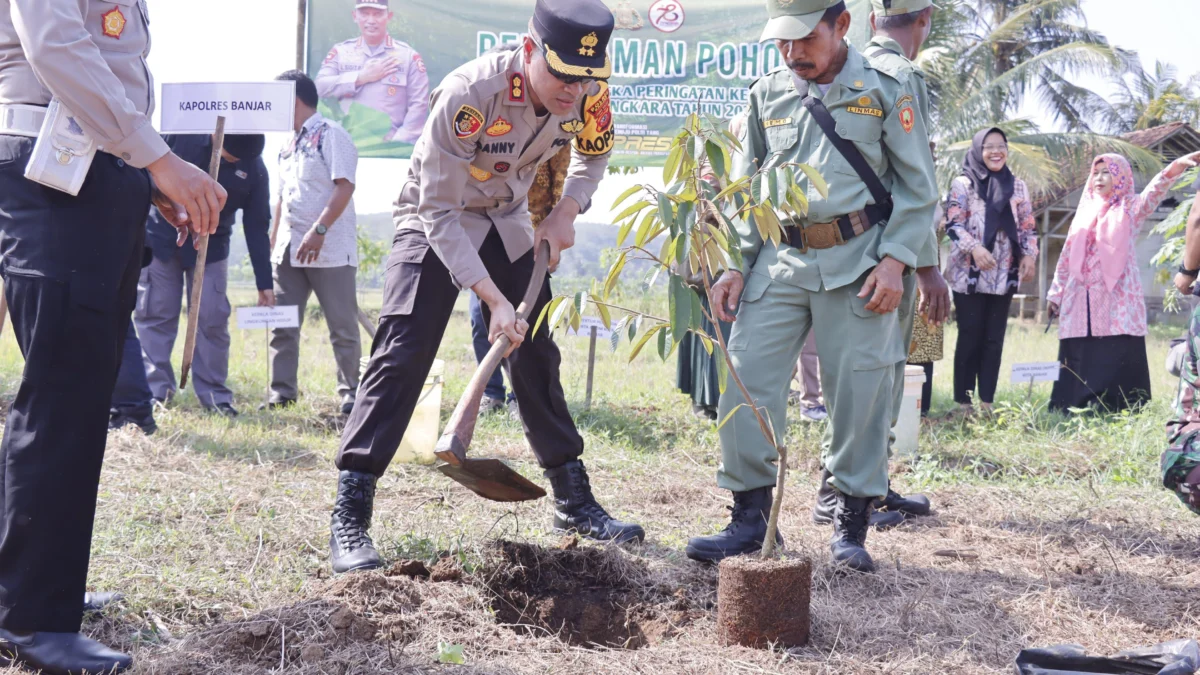 Kapolres Banjar AKBP Danny Yulianto saat menanam bibit pohon di area penanaman serentak di Desa Batulawang Kecamatan Pataruman Kota Banjar Jawa Barat, Kamis 27 Juni 2024. (Istimewa)