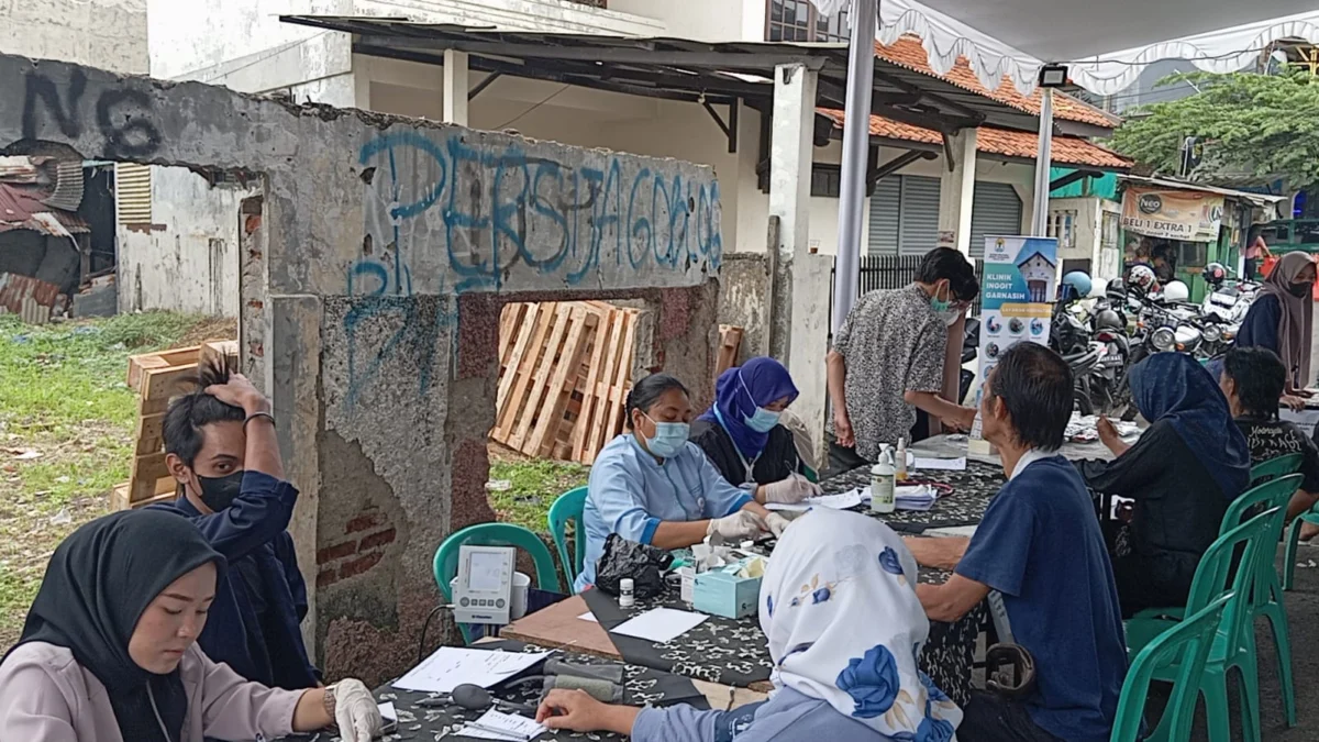 Masyarakat saat mendatangi stand kesehatan dalam kegiatan The Other Side of Saritem, di Kota Bandung, Kamis (27/6). (Nizar/Jabar Ekspres)
