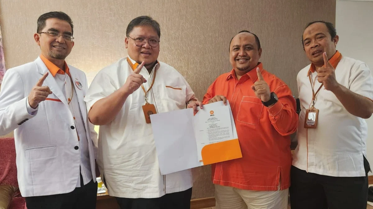 Atang Trisnanto (Kemeja Orange) kader PKS resmi mendapatkan Surat Rekomendasi DPTP PKS sebagai Calon Wali Kota Bogor. (Yudha Prananda / Istimewa)