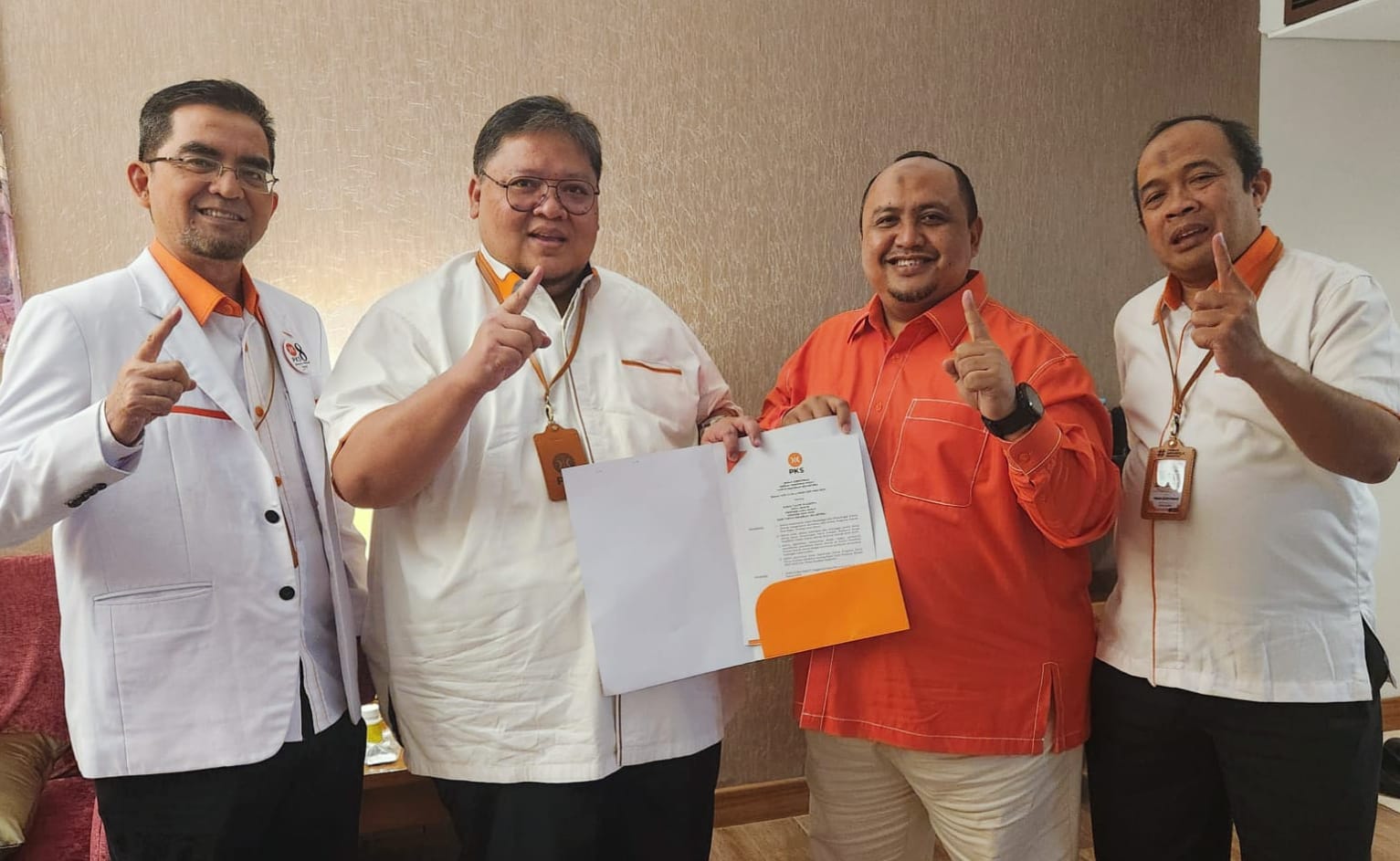 Atang Trisnanto (Kemeja Orange) kader PKS resmi mendapatkan Surat Rekomendasi DPTP PKS sebagai Calon Wali Kota Bogor. (Yudha Prananda / Istimewa)