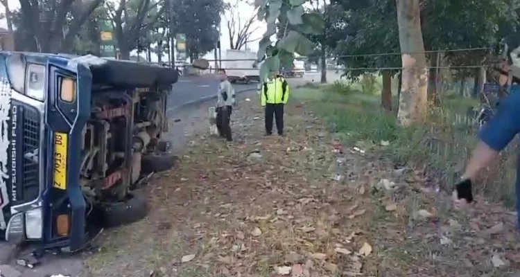 Satu unit Elf alami kecelakaan lalu lintas di ruas Jalan Raya Bunderan Nagrog, tepatnya wilayah Desa Nagrog, Kecamatan Cicalengka, Kabupaten Bandung. (Istimewa)