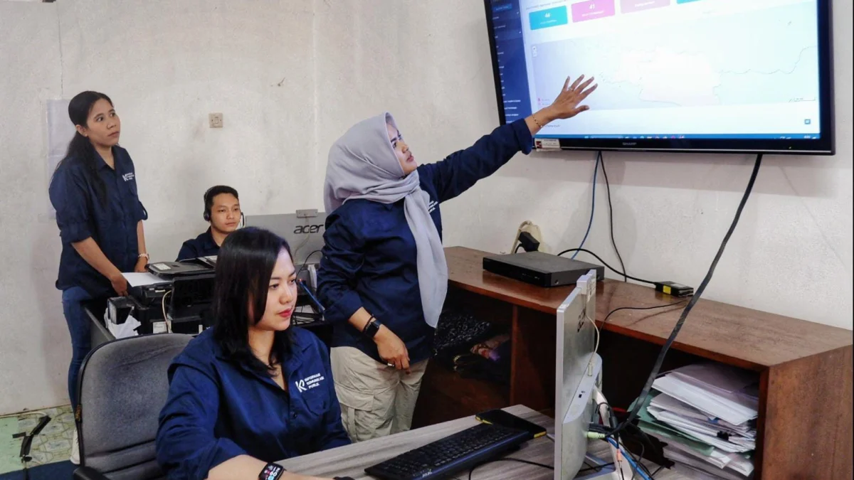 Jajaran petugas Pemkot Bogor standby memonitor layanan SiBadra. (Foto: Diskominfo Kota Bogor)