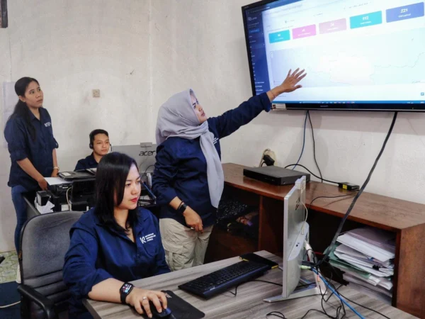 Jajaran petugas Pemkot Bogor standby memonitor layanan SiBadra. (Foto: Diskominfo Kota Bogor)