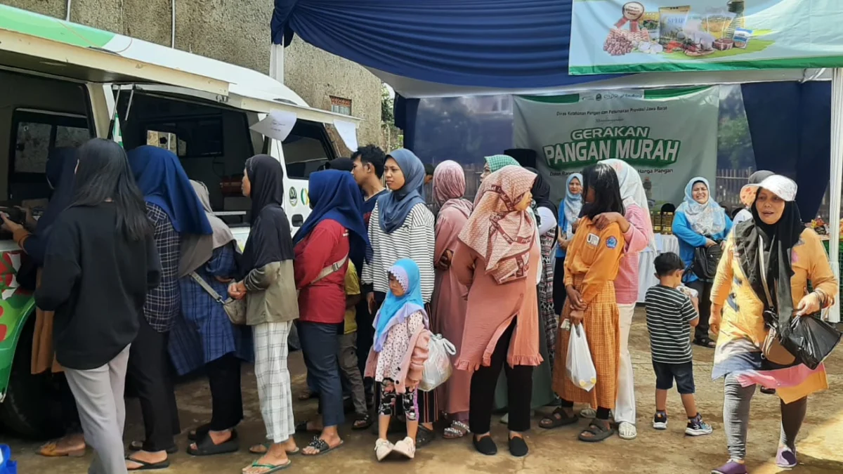 Gerakan Pangan Murah digelar Dinas Ketahanan Pangan dan Peternakan (DKPP) Provinsi Jawa Barat di wilayah Desa Cibiruwetan, Kecamatan Cileunyi, Kabupaten Bandung.