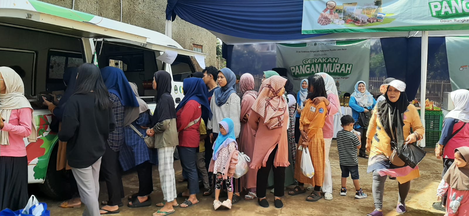 Gerakan Pangan Murah digelar Dinas Ketahanan Pangan dan Peternakan (DKPP) Provinsi Jawa Barat di wilayah Desa Cibiruwetan, Kecamatan Cileunyi, Kabupaten Bandung.