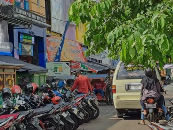 Nampak parkir kendaraan roda dua memadati area masuk ke Pasar Banjar. Lokasi parkir yang semoit dikeluhkan para pedagang, karena menyulitkan bagi pengunjung. (Cecep Herdi/Jabar Ekspres)