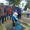 Direktur Perumdam Tirta Anom Kota Banjar E Fitrah Nur Kamilah melakukan uji coba pengaliran jaringan pipa baru-baru ini. (Cecep Herdi/Jabar Ekspres)