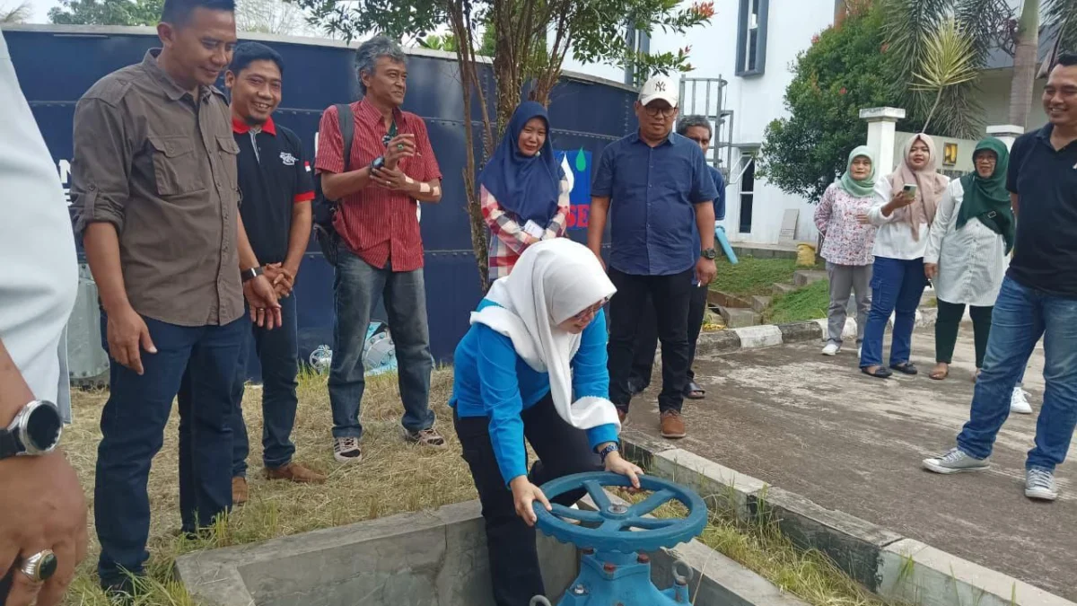Direktur Perumdam Tirta Anom Kota Banjar E Fitrah Nur Kamilah melakukan uji coba pengaliran jaringan pipa baru-baru ini. (Cecep Herdi/Jabar Ekspres)